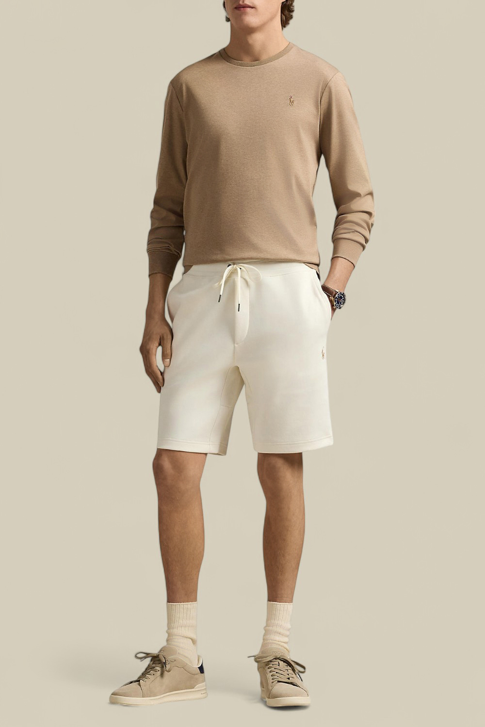 תמונת כל הלוק של מכנסיים קצרים